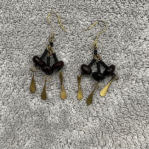 Wood and brass earrings in black and gold color. - Picture 3 of 4